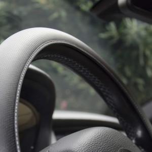 COUVRE-VOLANT COMFORTGRIP MICRO-PERFORE NOIRE SURP.BLANCHE L 39-40CM
