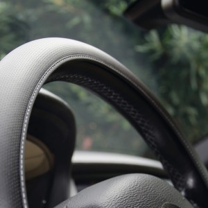 COUVRE-VOLANT COMFORT GRIP NOIR MICRO-PERFORE SURP.BLANCHE XL 41-42CM